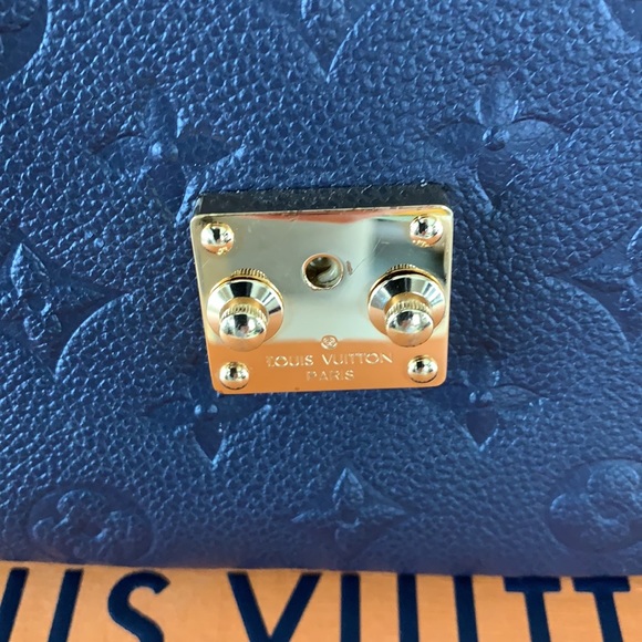 “SOLD”Like New LV Pochette Metis Marine Rouge - Picture 7 of 10